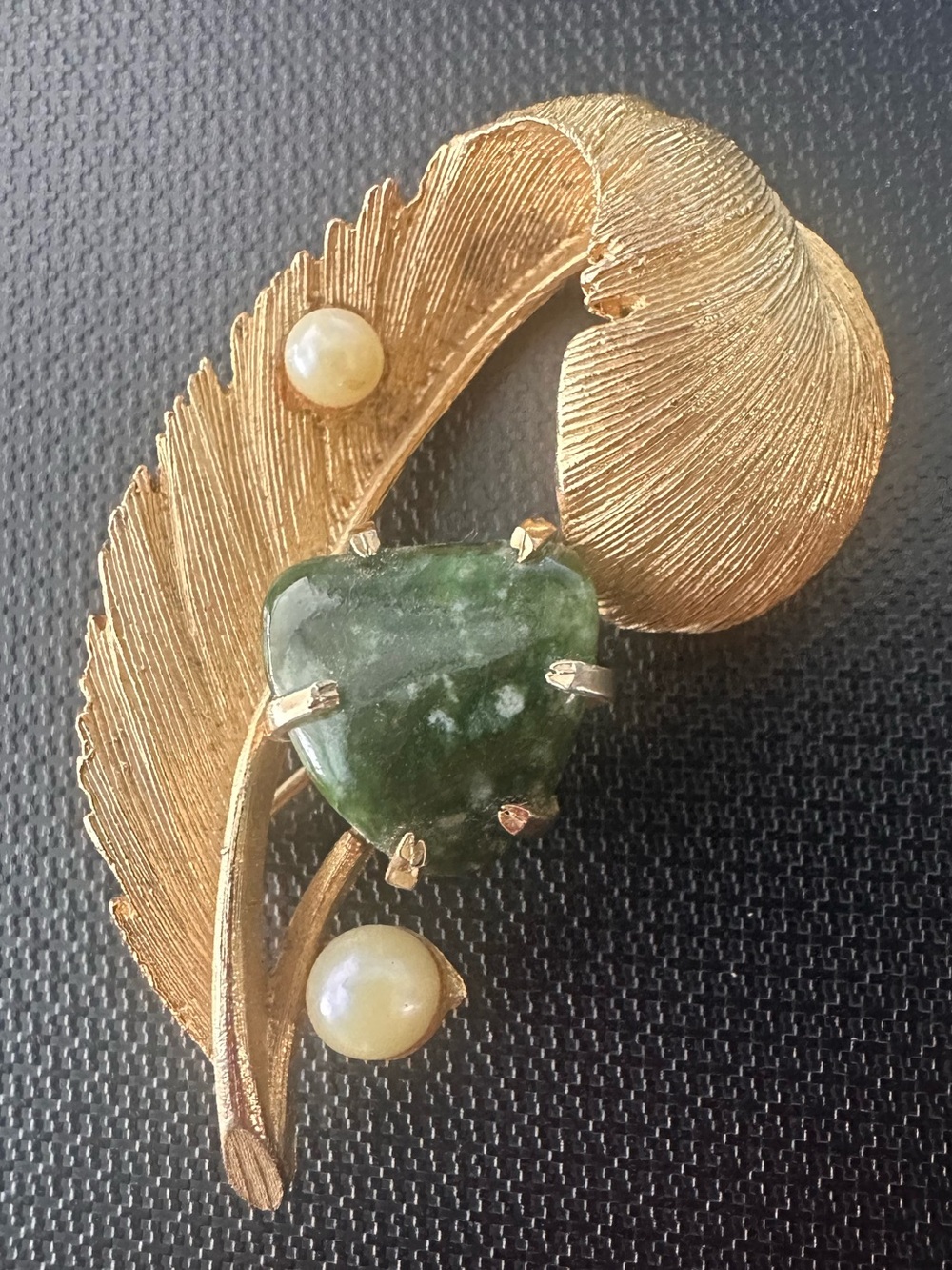 Lisner Vintage Goldtone Signed Leaf Brooch with Green Jade and Pearls